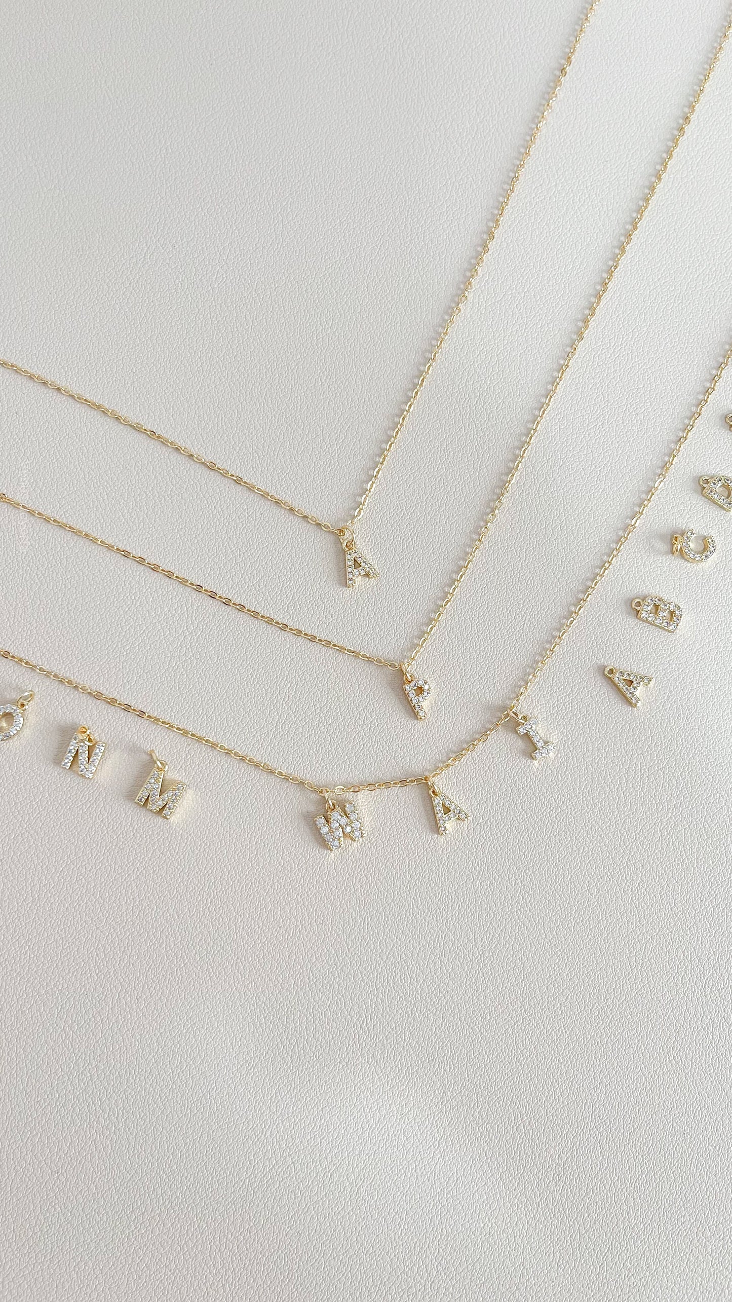 Collar con letras