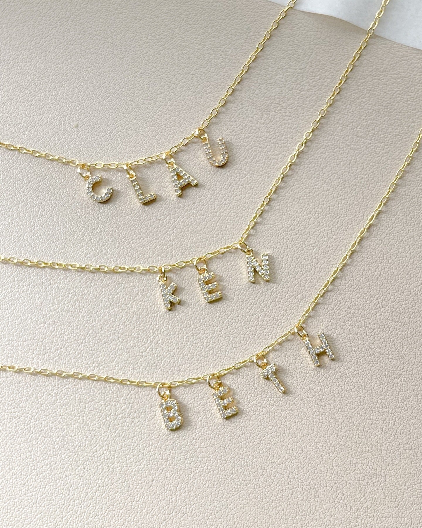 Collar con letras