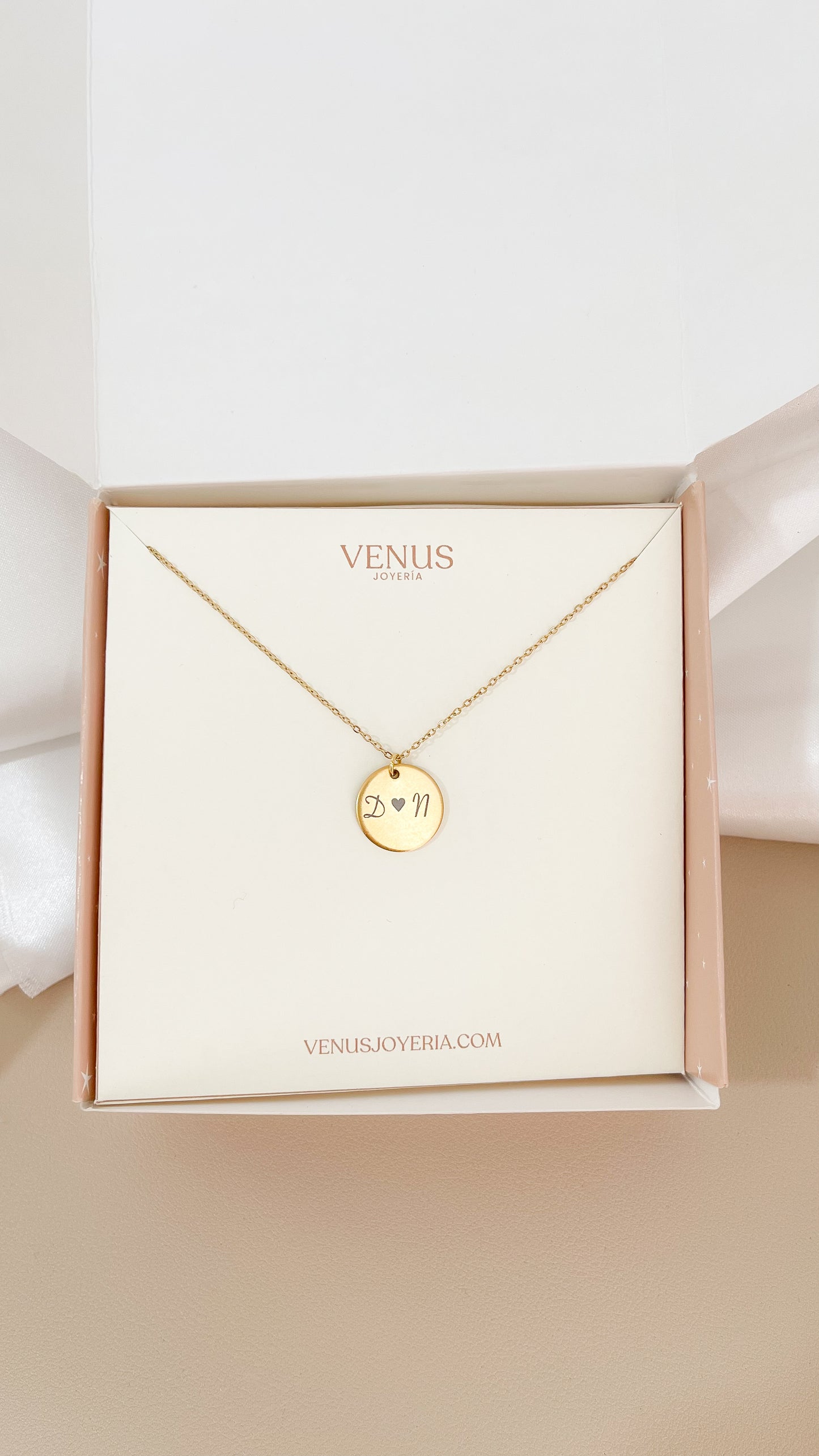 Collar con iniciales