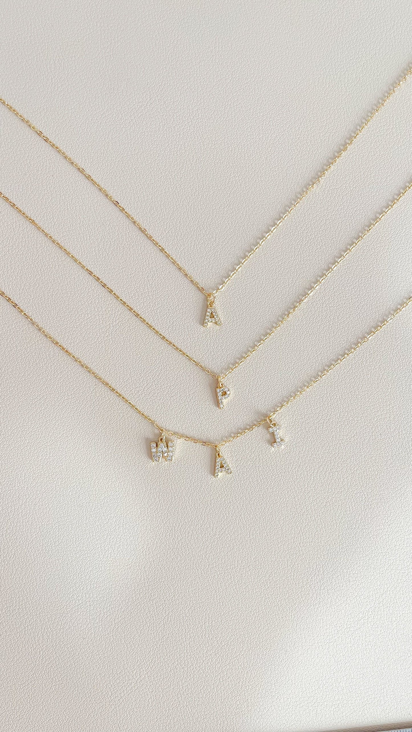 Collar con letras