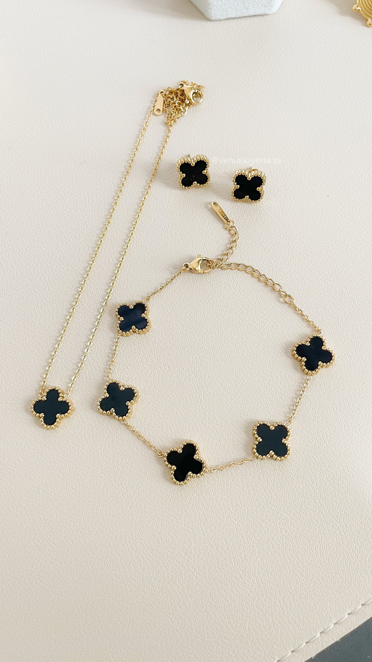 Aretes trébol negro