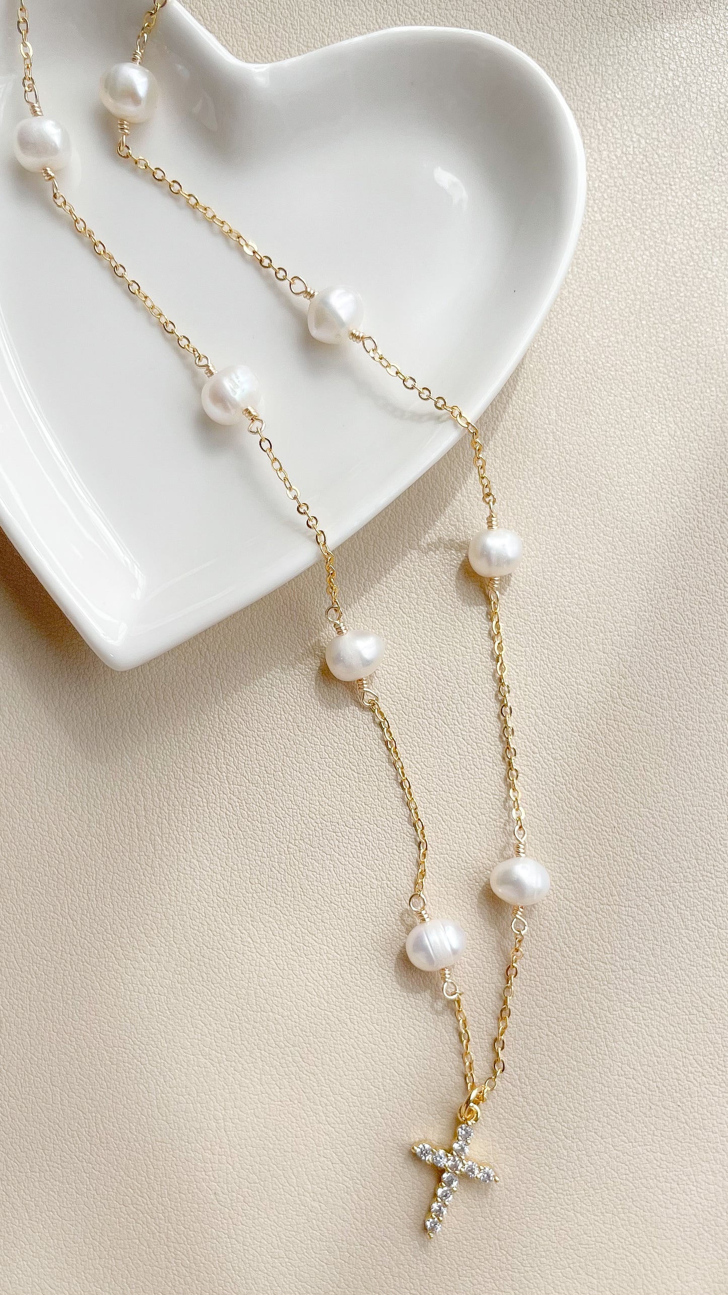 Collar Cruz con perlas