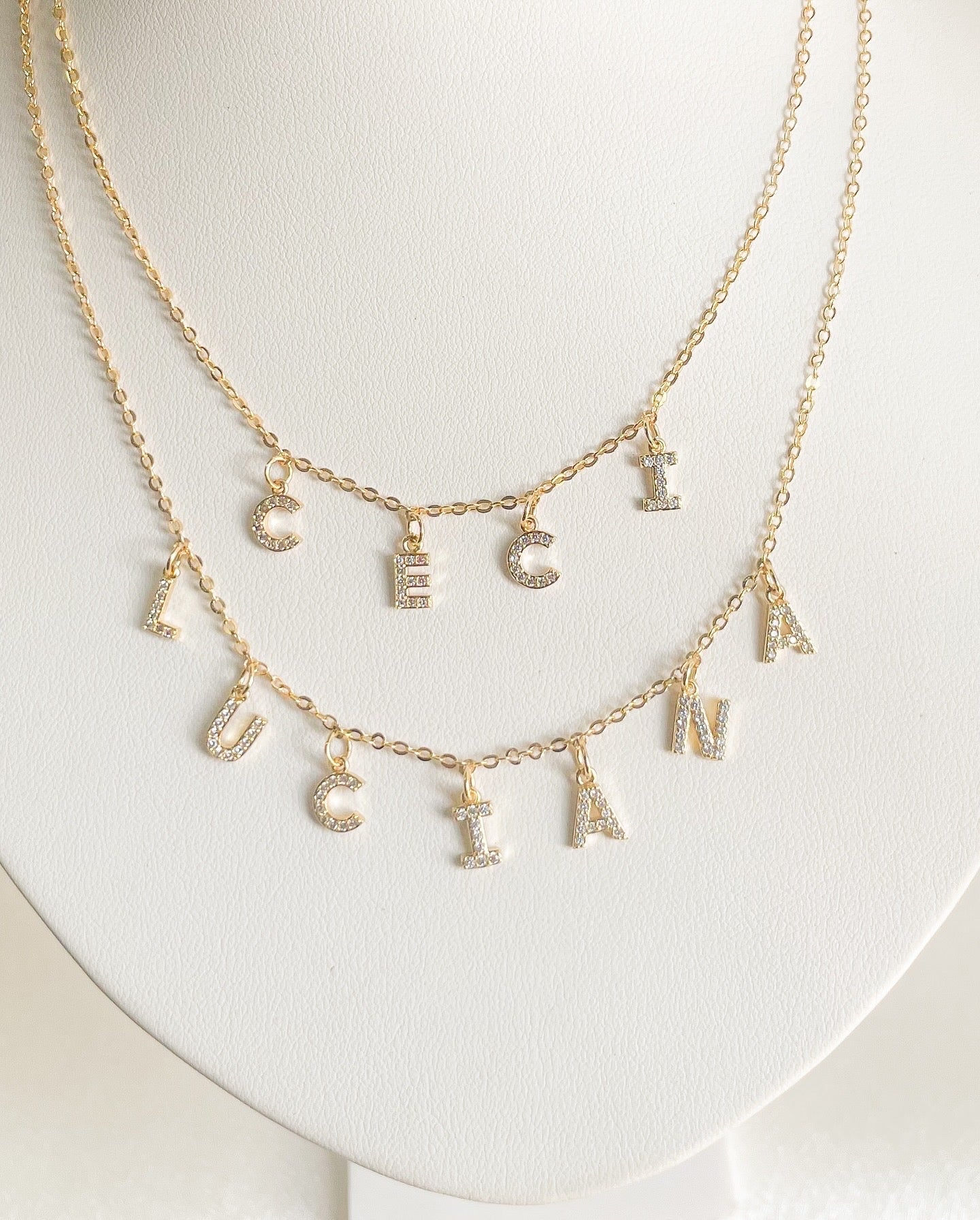 Collar con letras