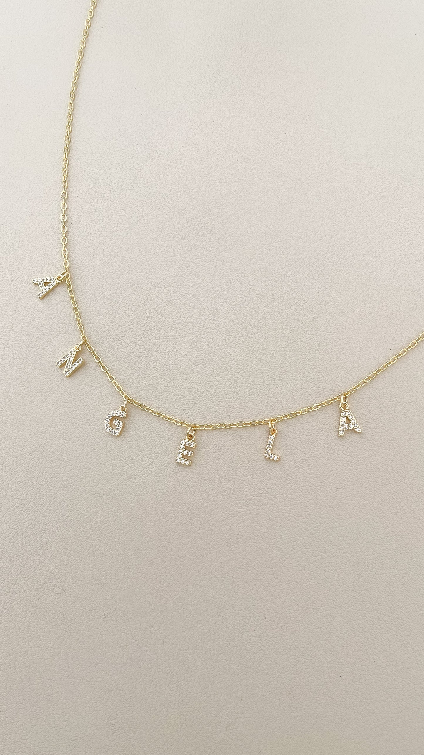 Collar con letras