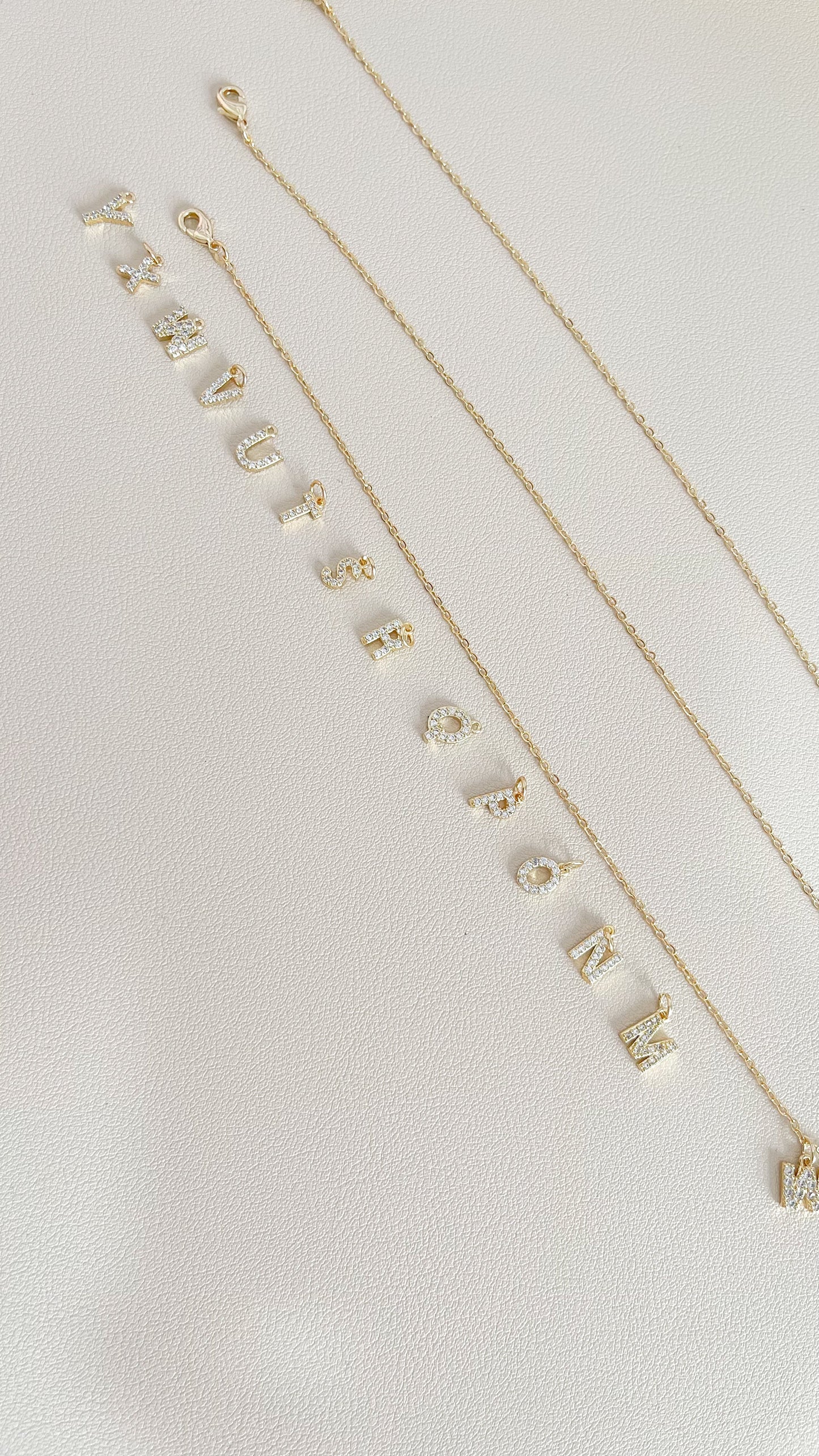 Collar con letras