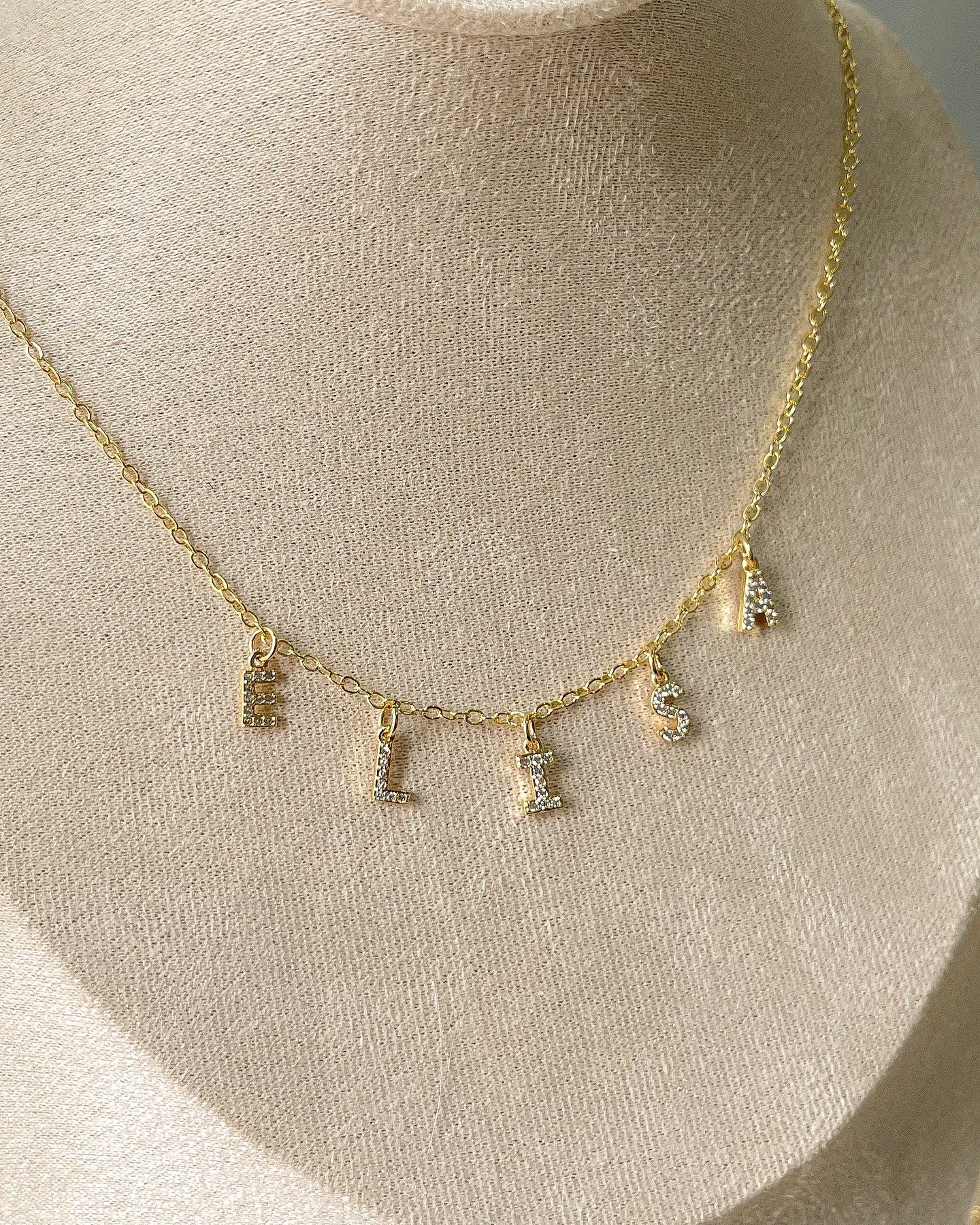 Collar con letras