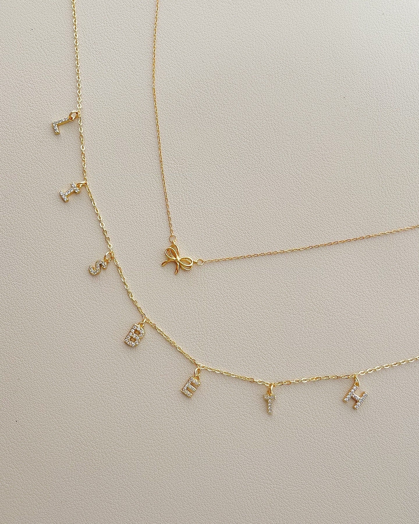 Collar con letras
