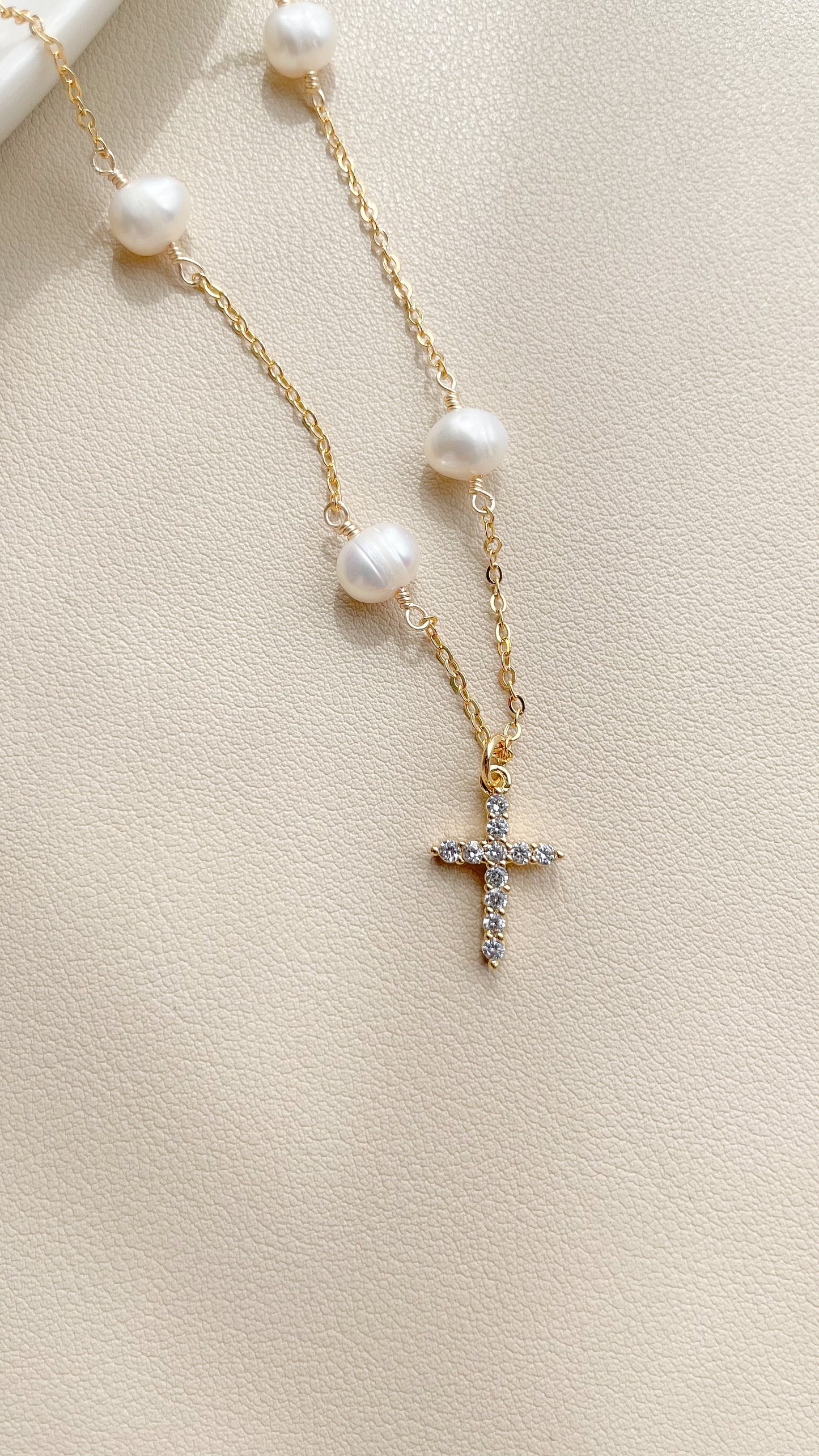 Collar Cruz con perlas