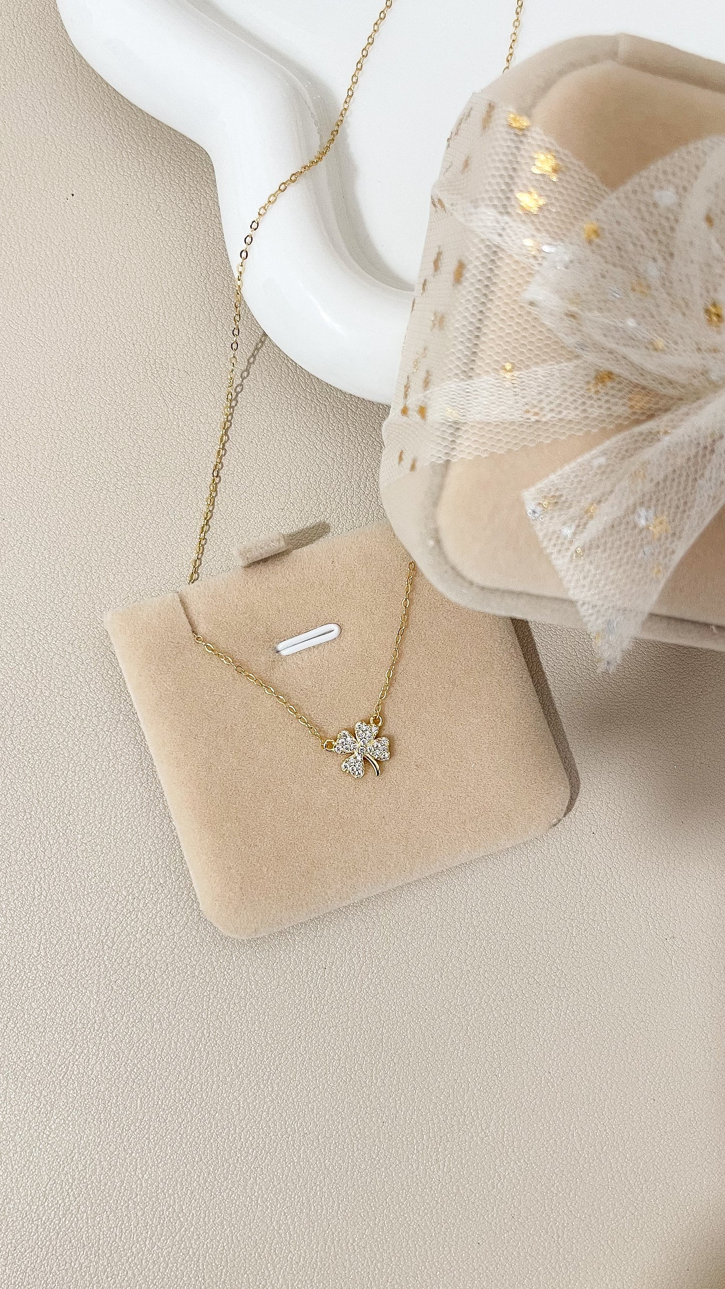 Collar clover