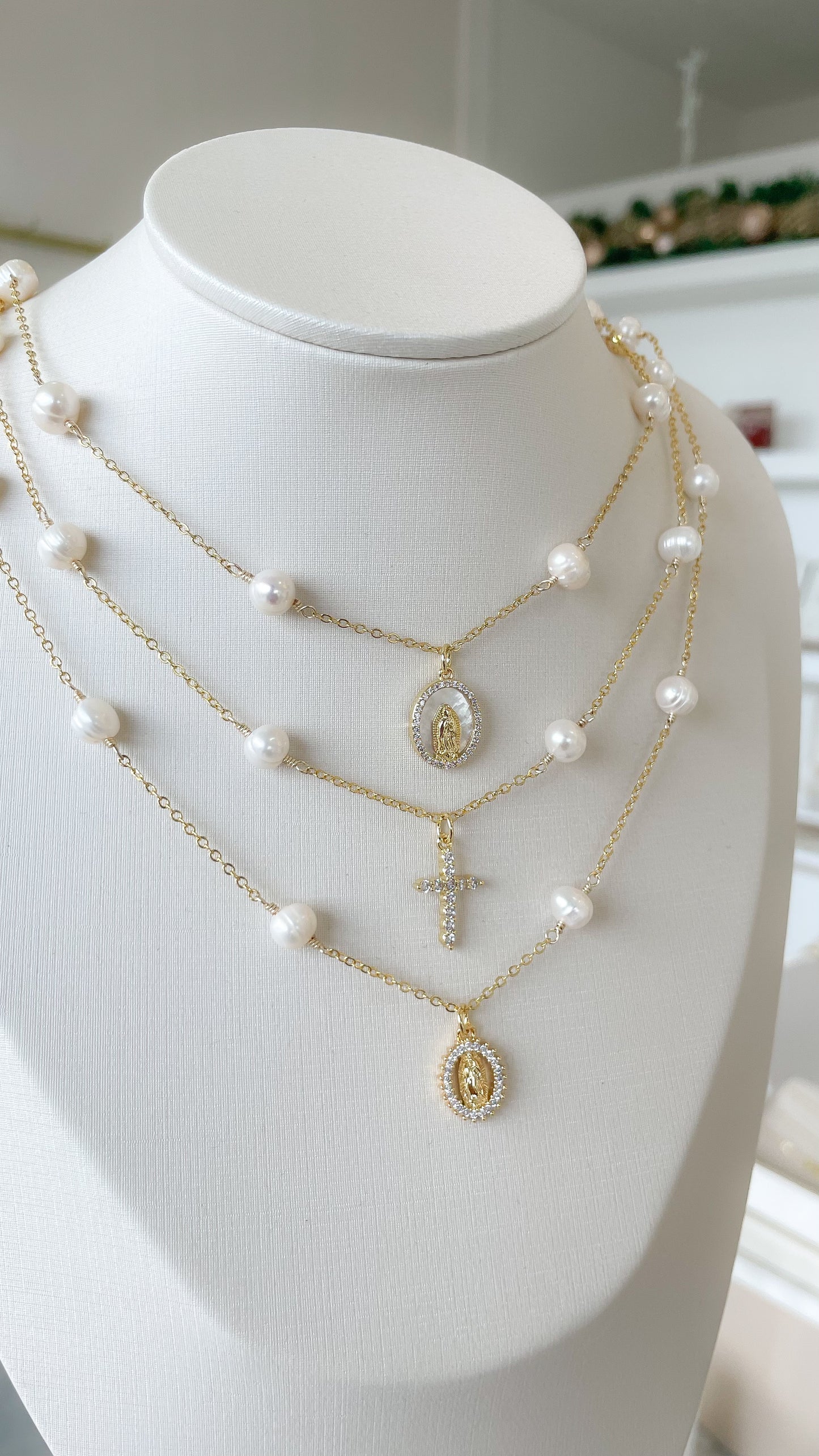 Collar de perlas religioso