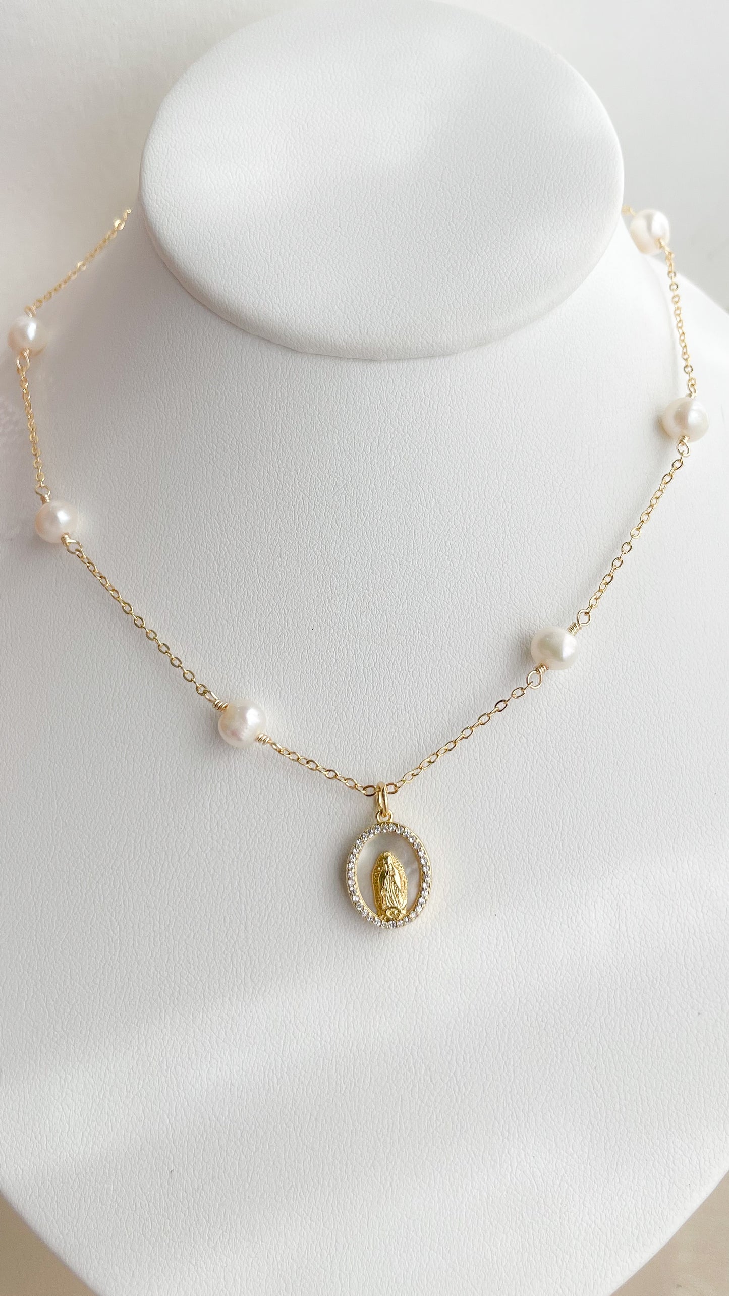 Virgen con perlas Necklace