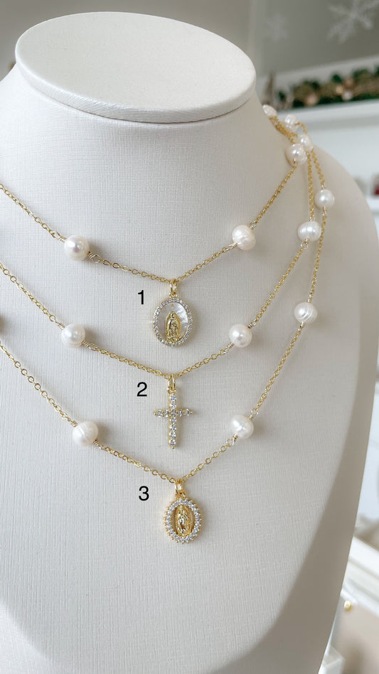Collar de perlas religioso