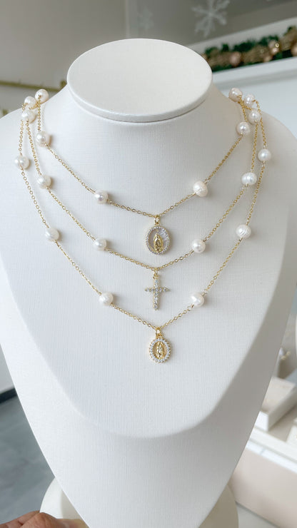 Collar de perlas religioso