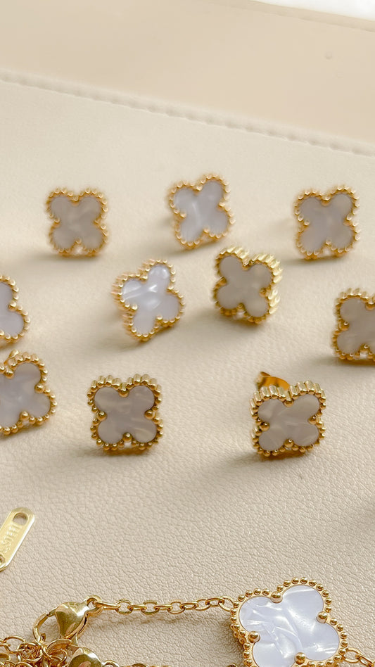 Aretes trébol blanco